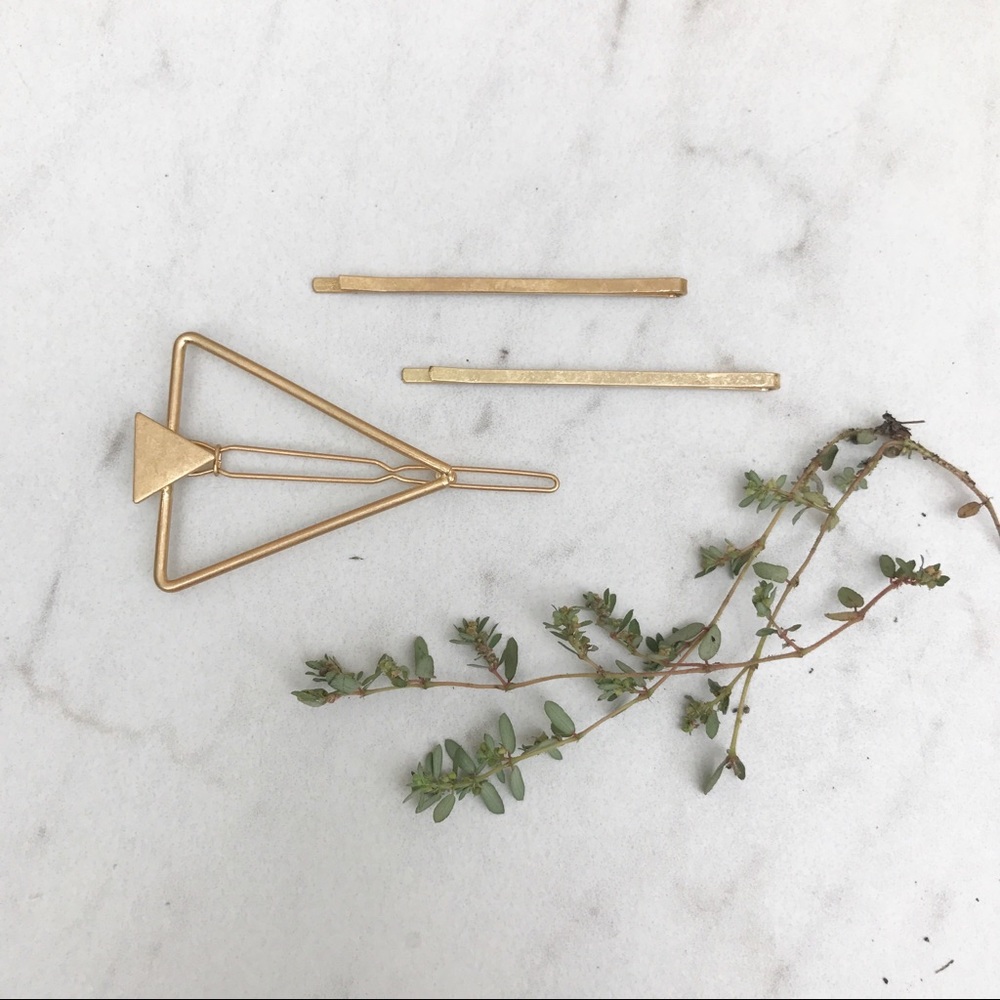 Set of 3 bobby pins.